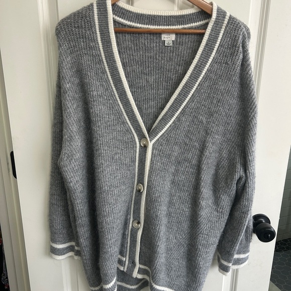 a new day size L grey preppy cardigan. Oversized. Super soft. Warm. Preppy. - Picture 2 of 8